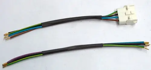 Kabelsatz mit Stecker und mehreren farbigen Litzen für die Verbindung von Daikin-Geräten, geeignet für ROTEX A1 Öl-Brennwertanlagen bis Baujahr 2018.